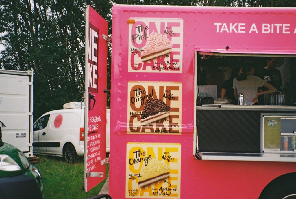 One Cakes rosa food truck på musikfestivalen Lollapalooza. Tryckt är deras 3 smaker. The Pink, The Original och The Orange. 