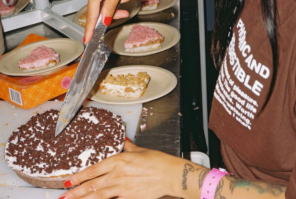 Skär upp One Cakes frystårtor till gäster på musikfestivalen Lollapalooza. One Cake The original med smak av choklad, The Caramel med smak av karamell, The Pink med smak av hallon. 