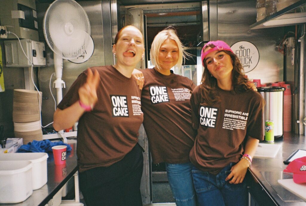 Tre tjejer i One Cake Merch på Lollapalooza musikfestival i Stockholm