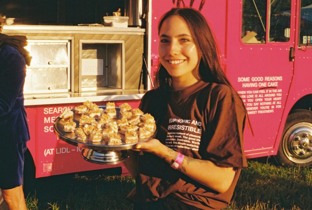 Tjej delar ut One Cakes frystårtor på musikfestivalen Lollapalooza på gärdet i stockholm. Lollapalooza är en amerikansk musikfestival-franchise som grundades 1991 av Jane's Addictions frontfigur Perry Farrell.