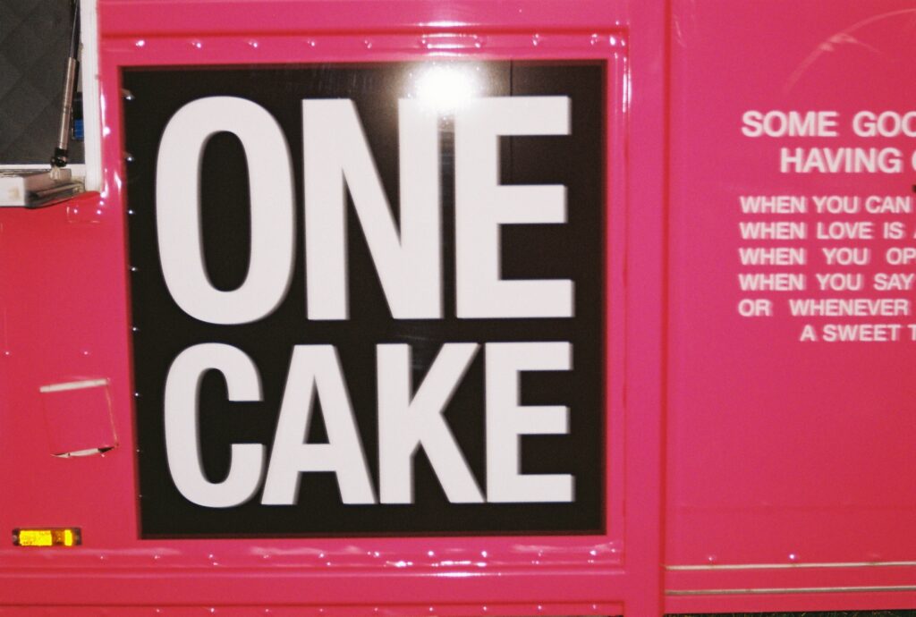 One Cake Frystårtor Foodtruck. En stor rosa bil som stod på musikfestivalen Lollapalooza
